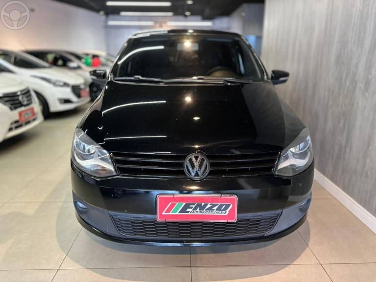 VOLKSWAGEN - FOX 1.0 MI 8V FLEX 4P MANUAL - 2013/2014 - PRETA - R$ 37.900,00