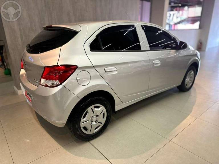 CHEVROLET - ONIX 1.0 MPFI LT 8V FLEX 4P MANUAL - 2016/2016 - PRATA - R$ 47.900,00