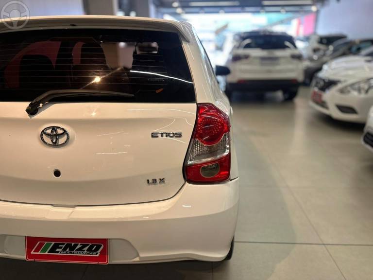 TOYOTA - ETIOS 1.3 X 16V FLEX 4P MANUAL - 2017/2018 - BRANCA - R$ 56.900,00