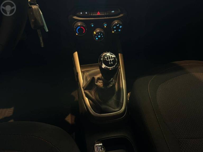 CHEVROLET - ONIX 1.4 MPFI LT 8V FLEX 4P MANUAL - 2015/2016 - VERMELHA - R$ 53.900,00