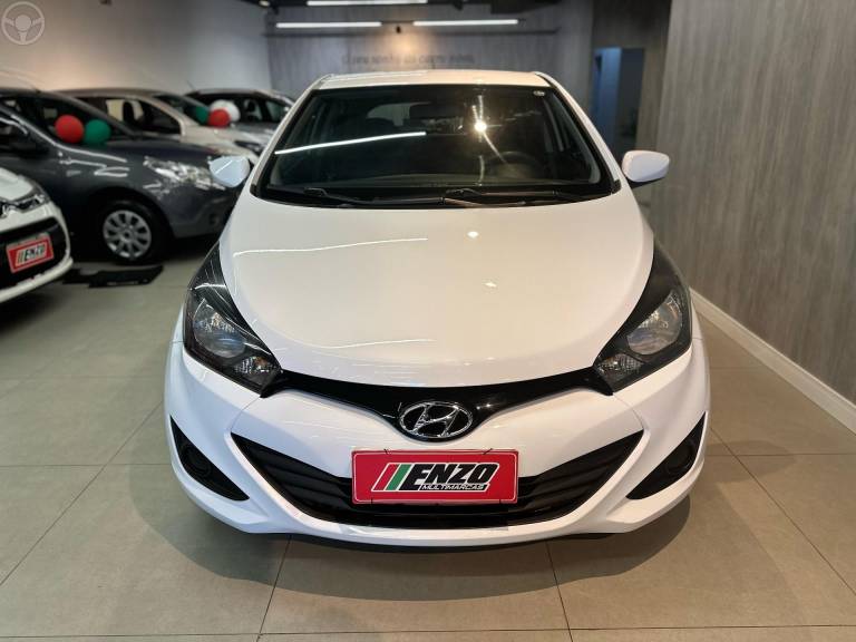 HYUNDAI - HB20S 1.0 COMFORT 12V FLEX 4P MANUAL - 2013/2014 - BRANCA - R$ 42.900,00