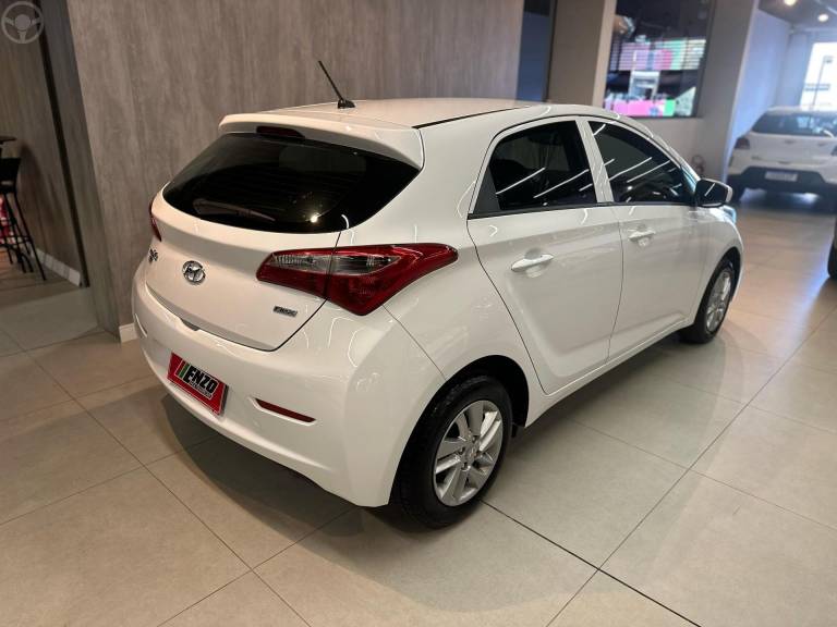 HYUNDAI - HB20S 1.0 COMFORT 12V FLEX 4P MANUAL - 2013/2014 - BRANCA - R$ 42.900,00