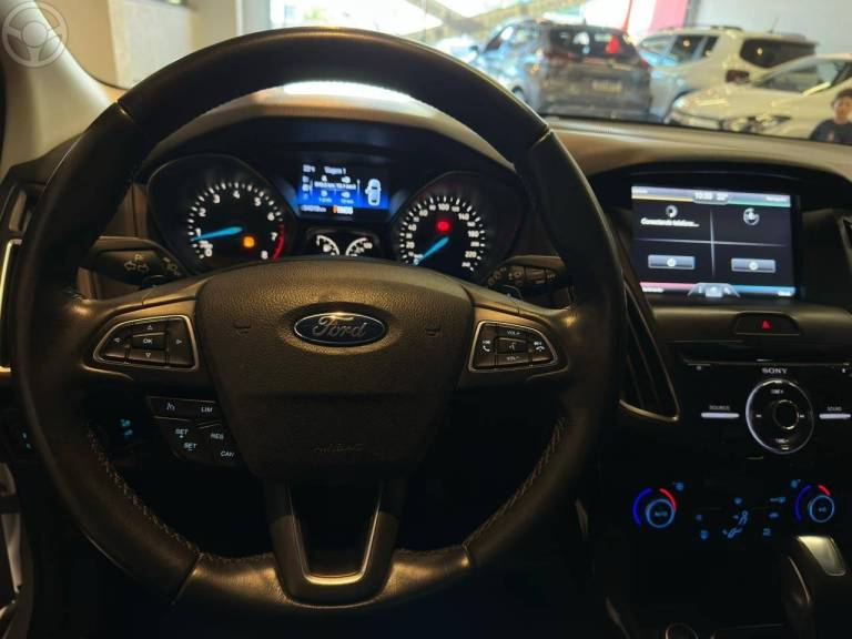 FORD - FOCUS 2.0 TITANIUM HATCH 16V FLEX 4P AUTOMÁTICO - 2015/2016 - BRANCA - R$ 65.900,00