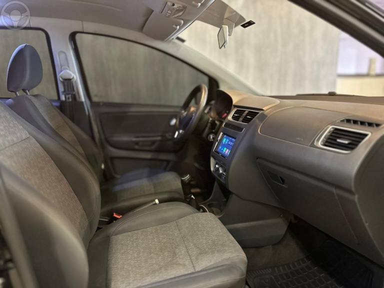 VOLKSWAGEN - FOX 1.0 MI 8V FLEX 4P MANUAL - 2013/2014 - PRETA - R$ 37.900,00
