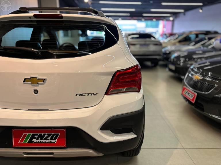 CHEVROLET - ONIX 1.4 MPFI ACTIV 8V FLEX 4P MANUAL - 2016/2017 - BRANCA - R$ 64.900,00