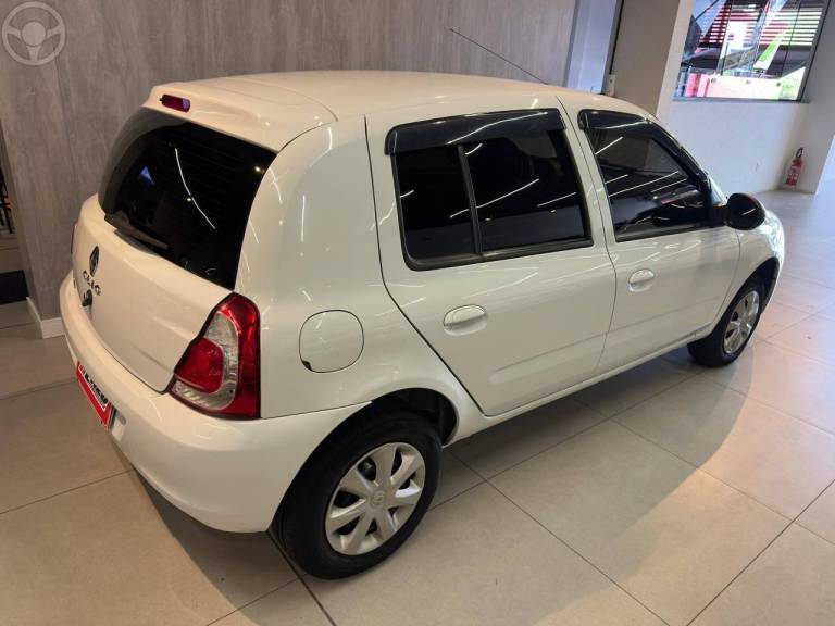RENAULT - CLIO 1.0 EXPRESSION 16V FLEX 4P MANUAL - 2015/2016 - BRANCA - R$ 37.900,00