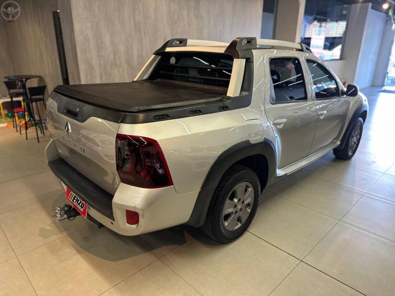 RENAULT - DUSTER OROCH 2.0 16V FLEX DYNAMIQUE AT 4P AUTOMÁTICO - 2016/2017 - PRATA - R$ 74.900,00