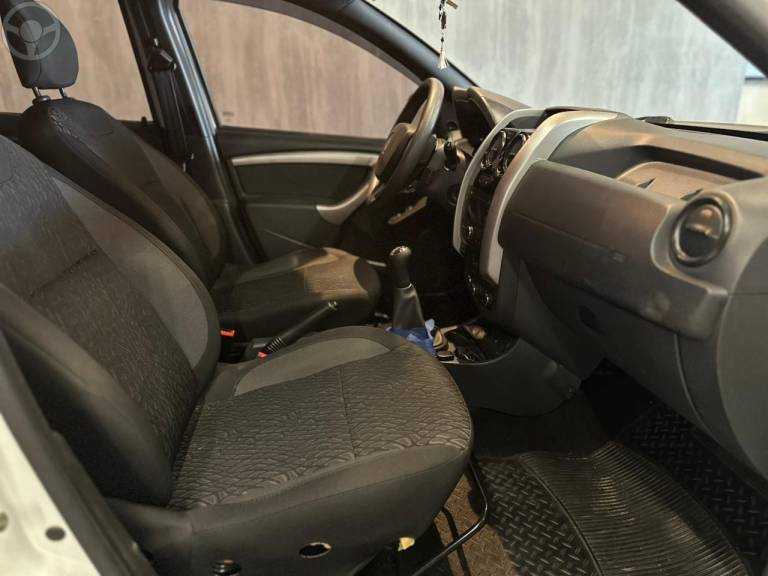 RENAULT - DUSTER 1.6 EXPRESSION 4X2 16V FLEX 4P MANUAL - 2016/2017 - BRANCA - R$ 65.900,00
