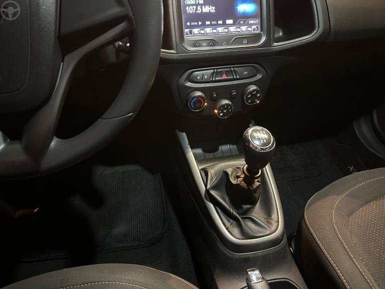CHEVROLET - ONIX 1.4 MPFI LTZ 8V FLEX 4P MANUAL - 2013/2014 - VERMELHA - R$ 52.900,00