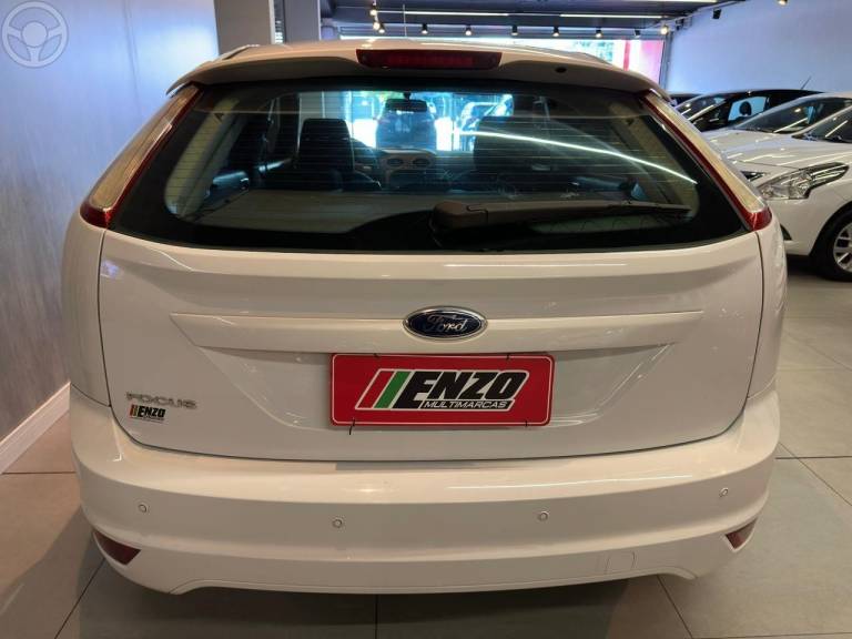 FORD - FOCUS 1.6 SE 8V FLEX 4P MANUAL - 2012/2013 - BRANCA - R$ 46.900,00
