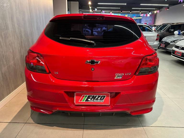 CHEVROLET - ONIX 1.4 MPFI LTZ 8V FLEX 4P MANUAL - 2013/2014 - VERMELHA - R$ 52.900,00