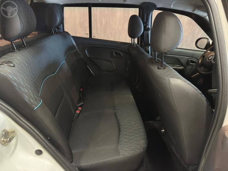 RENAULT - CLIO 1.0 EXPRESSION 16V FLEX 4P MANUAL - 2015/2016 - BRANCA - R$ 37.900,00