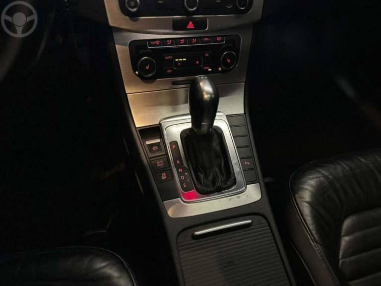 VOLKSWAGEN - PASSAT 2.0 FSI HIGHLINE VARIANT 16V TURBO 4P TIPTRONIC - 2011/2012 - PRETA - R$ 68.900,00
