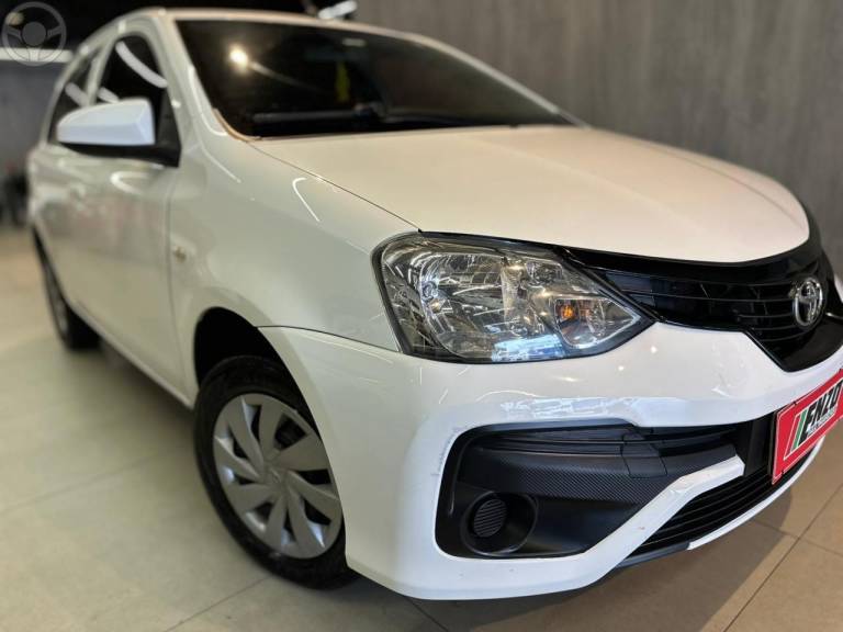 TOYOTA - ETIOS 1.3 X 16V FLEX 4P MANUAL - 2017/2018 - BRANCA - R$ 56.900,00