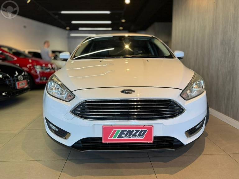 FORD - FOCUS 2.0 TITANIUM PLUS 16V FLEX 4P AUTOMÁTICO - 2017/2018 - BRANCA - R$ 76.900,00