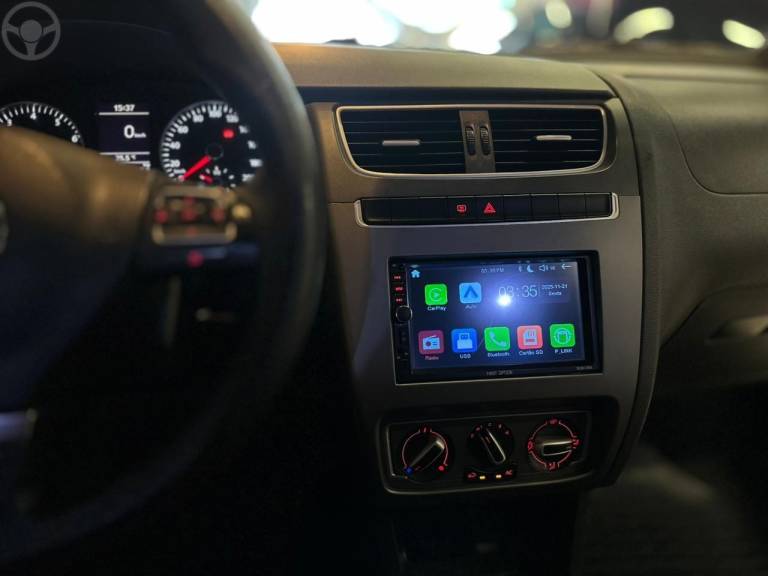 VOLKSWAGEN - FOX 1.0 MI 8V FLEX 4P MANUAL - 2013/2014 - PRETA - R$ 37.900,00