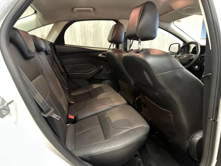 FORD - FOCUS 2.0 SE SEDAN 16V FLEX 4P AUTOMÁTICO - 2015/2016 - BRANCA - R$ 59.900,00