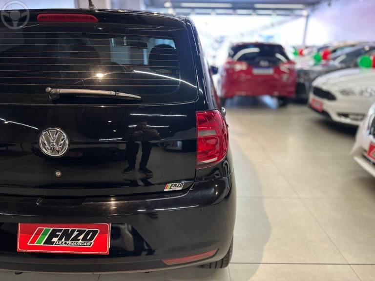 VOLKSWAGEN - FOX 1.0 MI 8V FLEX 4P MANUAL - 2013/2014 - PRETA - R$ 40.900,00