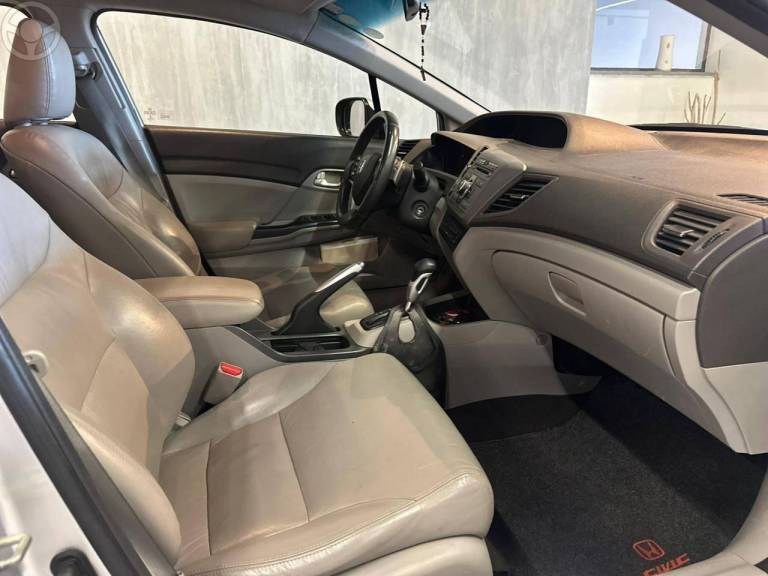 HONDA - CIVIC 1.8 LXS 16V FLEX 4P AUTOMÁTICO - 2012/2012 - PRATA - R$ 68.900,00