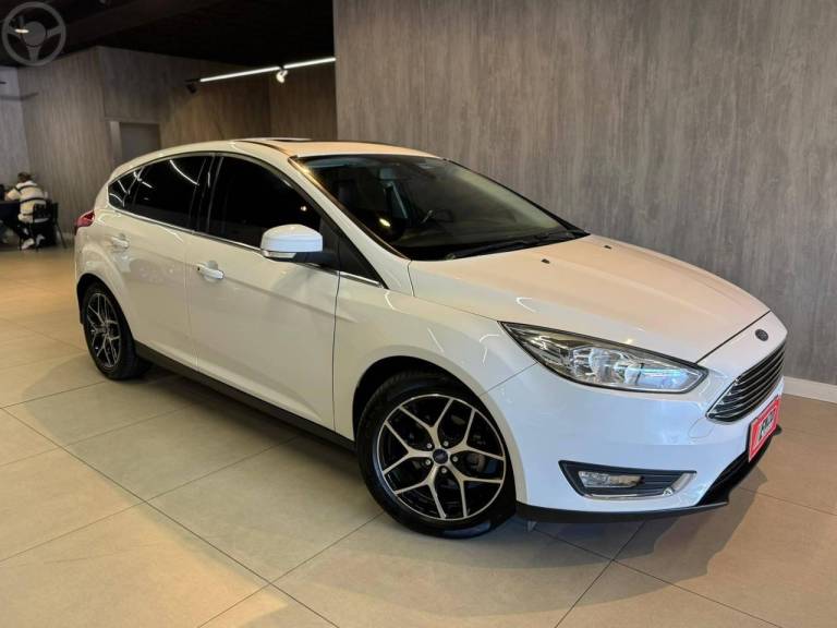 FORD - FOCUS 2.0 TITANIUM PLUS 16V FLEX 4P AUTOMÁTICO - 2017/2018 - BRANCA - R$ 76.900,00