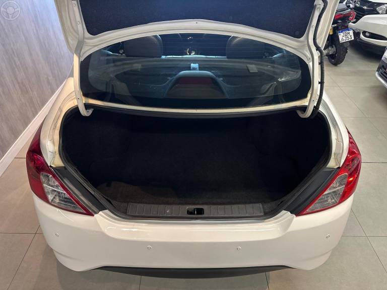 NISSAN - VERSA 1.6 16V FLEX UNIQUE 4P XTRONIC - 2017/2018 - BRANCA - R$ 59.900,00