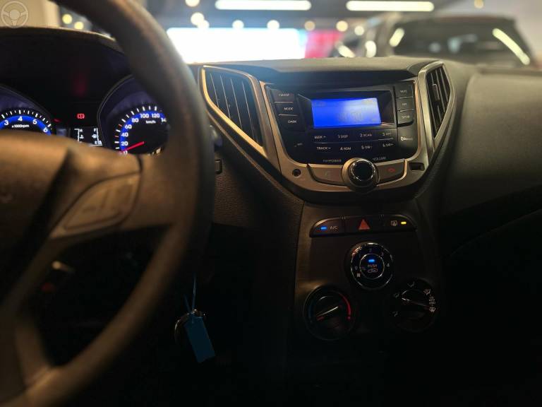 HYUNDAI - HB20S 1.0 COMFORT 12V FLEX 4P MANUAL - 2013/2014 - BRANCA - R$ 42.900,00