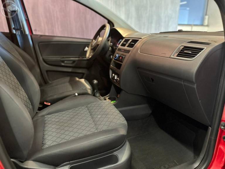 VOLKSWAGEN - FOX 1.0 MI TRENDLINE 8V FLEX 4P MANUAL - 2014/2015 - VERMELHA - R$ 43.900,00