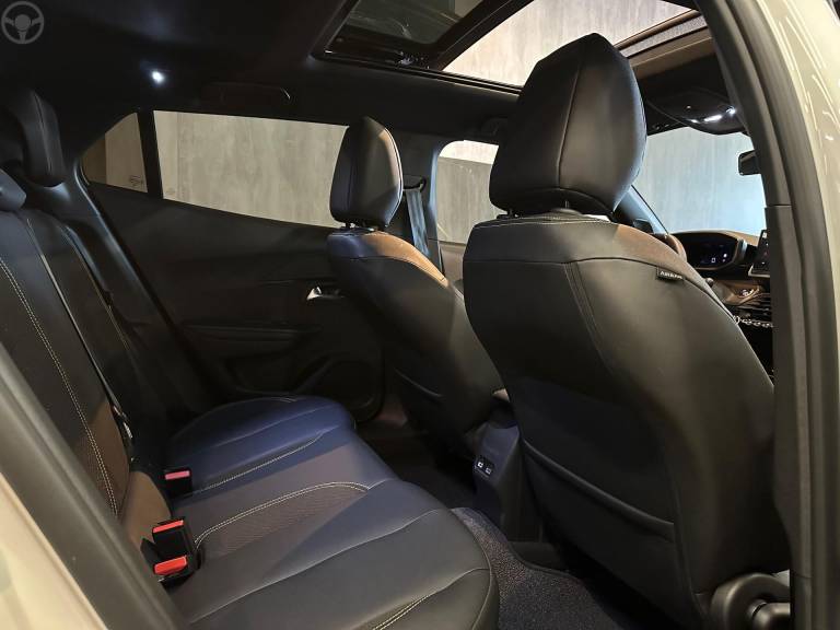 PEUGEOT - 2008 1.0 TURBO GT 200 FLEX 4P AUTOMÁTICO - 2024/2025 - BRANCA - R$ 154.900,00