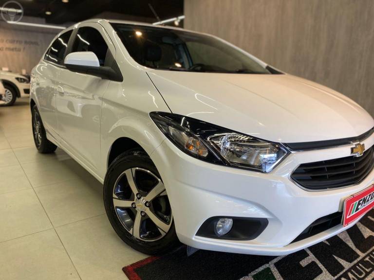 CHEVROLET - ONIX 1.4 MPFI LTZ 8V FLEX 4P MANUAL - 2017/2018 - BRANCA - R$ 65.900,00