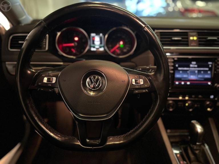VOLKSWAGEN - JETTA 2.0 TSI HIGHLINE 211CV 4P TIPTRONIC - 2017/2017 - BRANCA - R$ 110.900,00