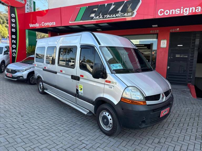 RENAULT - MASTER 2.5 DCI MINIBUS L3H2 1 16V DIESEL 3P MANUAL - 2011/2012 - PRATA - R$ 110.900,00