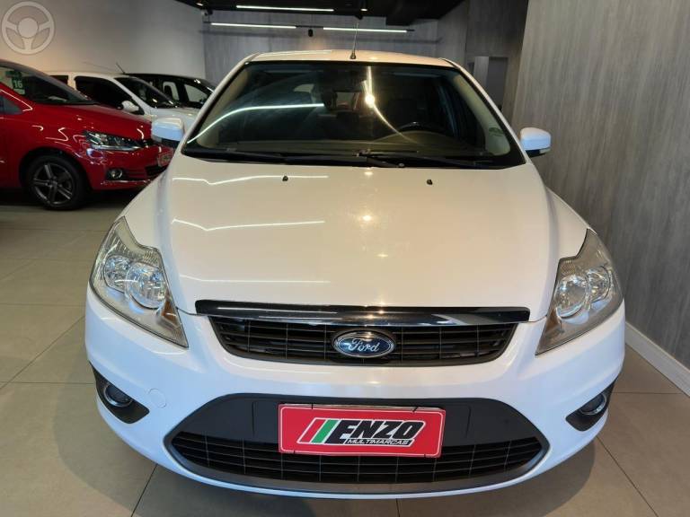 FORD - FOCUS 1.6 SE 8V FLEX 4P MANUAL - 2012/2013 - BRANCA - R$ 46.900,00