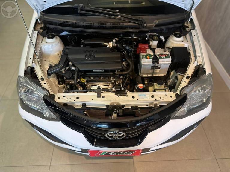 TOYOTA - ETIOS 1.3 X 16V FLEX 4P MANUAL - 2017/2018 - BRANCA - R$ 56.900,00