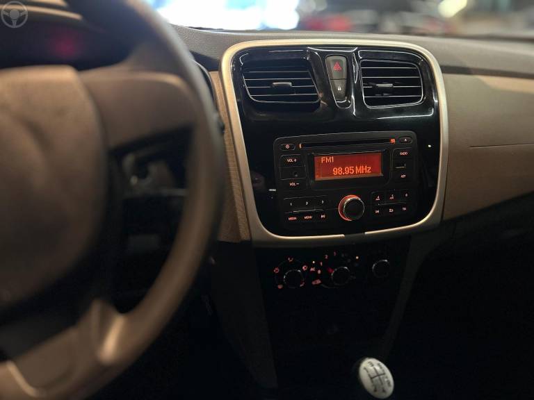 RENAULT - LOGAN 1.0 EXPRESSION 16V FLEX 4P MANUAL - 2015/2015 - BRANCA - R$ 36.900,00