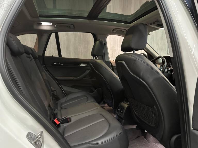 BMW - X1 2.0 16V TURBO ACTIVEFLEX SDRIVE20I X-LINE 4P AUTOMÁTICO - 2017/2018 - BRANCA - R$ 134.900,00