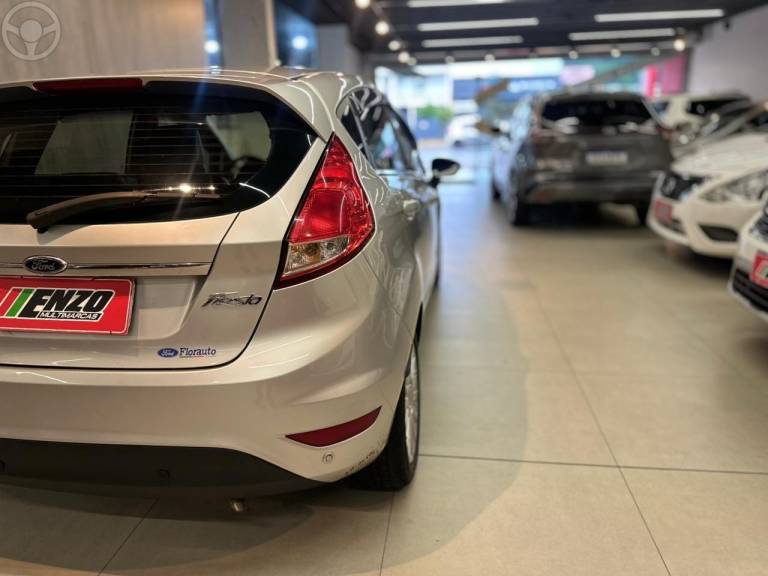 FORD - FIESTA 1.6 TITANIUM HATCH 16V FLEX 4P AUTOMÁTICO - 2014/2015 - PRATA - R$ 46.900,00