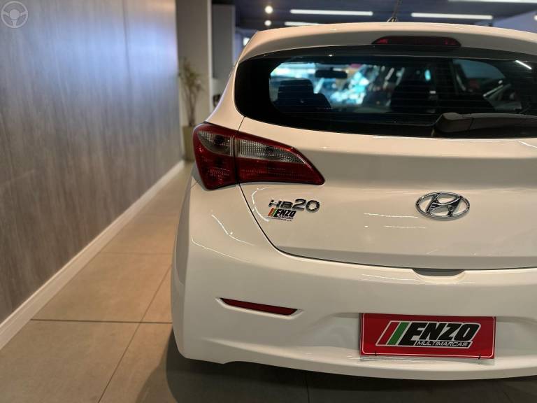 HYUNDAI - HB20S 1.0 COMFORT 12V FLEX 4P MANUAL - 2013/2014 - BRANCA - R$ 42.900,00