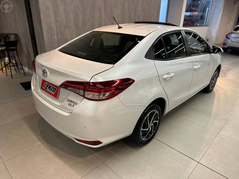 TOYOTA - YARIS 1.5 XLS SEDAN 16V FLEX 4P AUTOMÁTICO - 2022/2023 - BRANCA - R$ 104.900,00