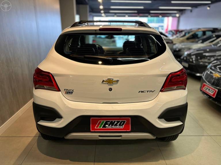 CHEVROLET - ONIX 1.4 MPFI ACTIV 8V FLEX 4P MANUAL - 2016/2017 - BRANCA - R$ 64.900,00