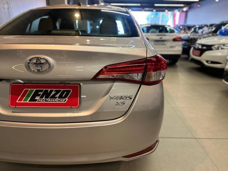 TOYOTA - YARIS 1.5 XS SEDAN 16V FLEX 4P AUTOMÁTICO - 2022/2023 - PRATA - R$ 95.900,00