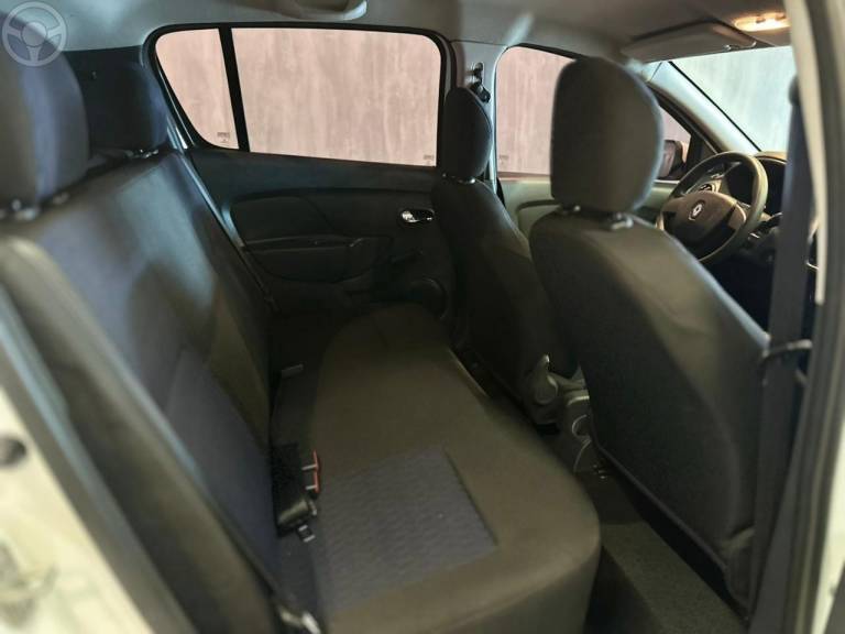 RENAULT - SANDERO 1.6 EXPRESSION 8V FLEX 4P AUTOMATIZADO - 2016/2017 - BRANCA - R$ 45.900,00