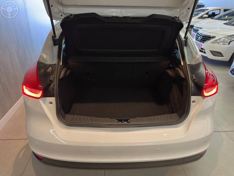 FORD - FOCUS 2.0 TITANIUM HATCH 16V FLEX 4P AUTOMÁTICO - 2015/2016 - BRANCA - R$ 65.900,00