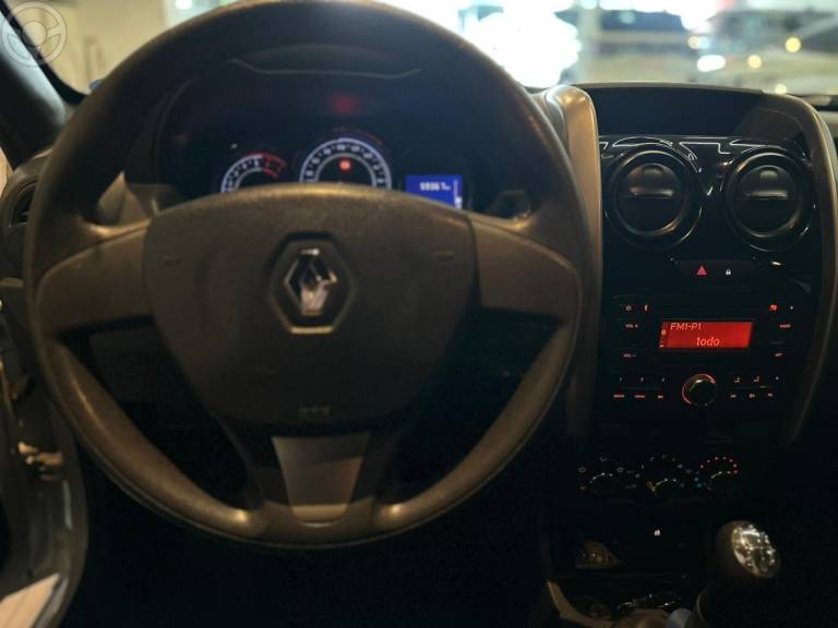 RENAULT - DUSTER 1.6 EXPRESSION 4X2 16V FLEX 4P MANUAL - 2016/2017 - BRANCA - R$ 65.900,00