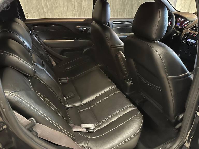 FIAT - PUNTO 1.8 BLACKMOTION 16V FLEX 4P AUTOMATIZADO - 2015/2016 - PRETA - R$ 51.900,00