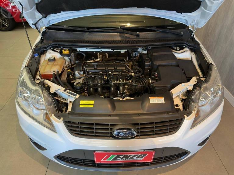 FORD - FOCUS 1.6 SE 8V FLEX 4P MANUAL - 2012/2013 - BRANCA - R$ 46.900,00