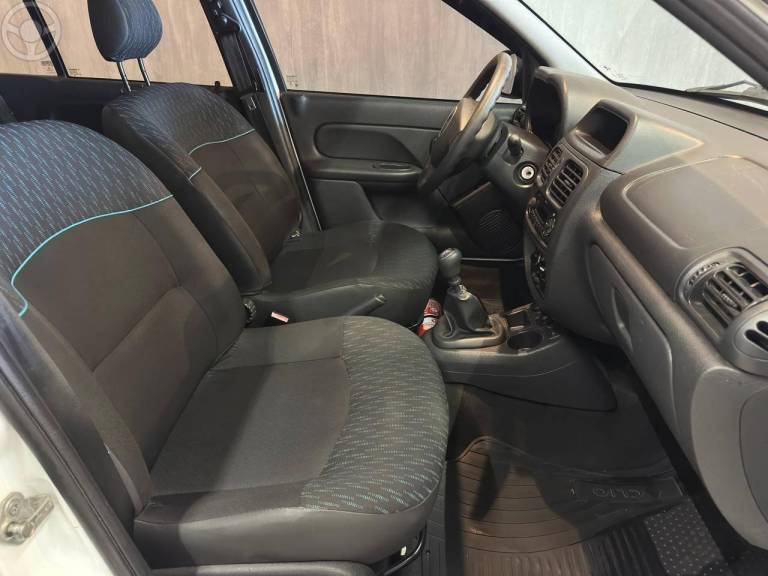 RENAULT - CLIO 1.0 EXPRESSION 16V FLEX 4P MANUAL - 2015/2016 - BRANCA - R$ 37.900,00