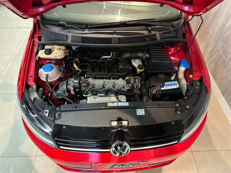 VOLKSWAGEN - FOX 1.6 COMFORTLINE 8V FLEX 4P MANUAL - 2015/2016 - VERMELHA - R$ 49.900,00