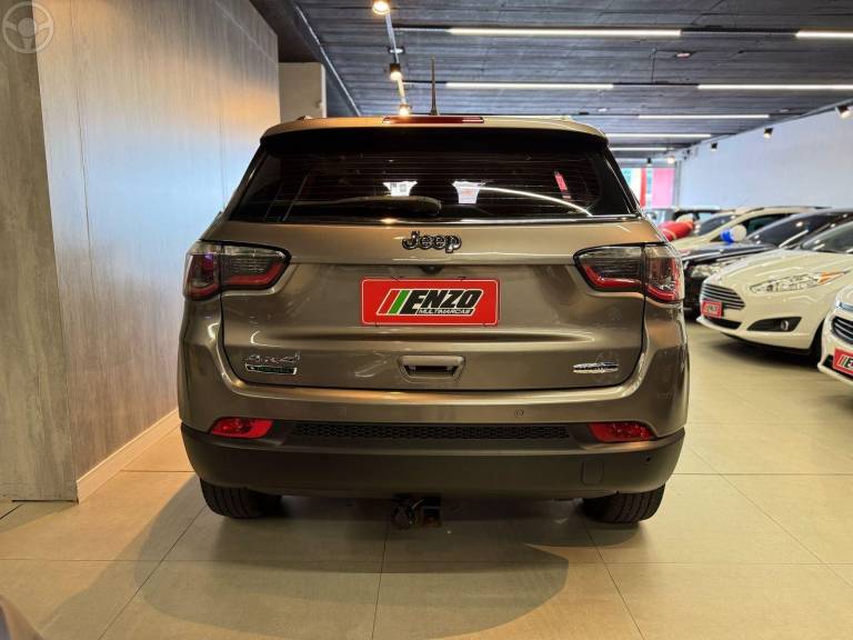 JEEP - COMPASS 2.0 LONGITUDE TD350 TURBO DIESEL 4X4 4P AUTOMÁTICO - 2017/2018 - CINZA - R$ 102.900,00