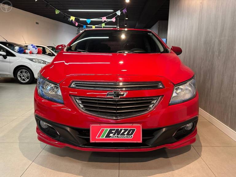 CHEVROLET - ONIX 1.4 MPFI LTZ 8V FLEX 4P MANUAL - 2013/2014 - VERMELHA - R$ 52.900,00