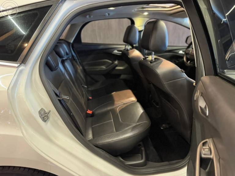 FORD - FOCUS 2.0 TITANIUM PLUS 16V FLEX 4P AUTOMÁTICO - 2017/2018 - BRANCA - R$ 76.900,00